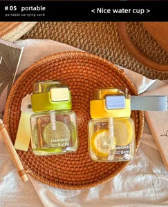 Tragbare Glas-Wasserflasche mit Strohhalm und Tragegurt, süßes Design für Alltag und Reisen.