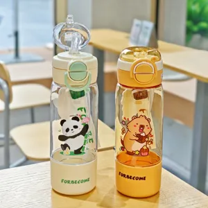 Detailansicht der tragbaren Plastikflasche mit Doppeltrinkdesign und süßem Cartoon-Motive.