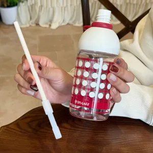 Stilvolle Damen Trinkflasche mit Strohhalm rot weiß kariert Polka Dot Design Detail