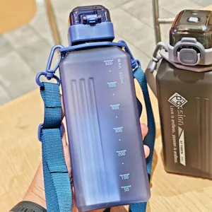 Quadratische matte Kunststoff Wasserflasche mit Skala und Gurt für Sport und Fitness.