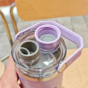 Tragbare Sport-Wasserflasche mit doppeltem Trinkdeckel und Griff für Fitness und Outdoor.