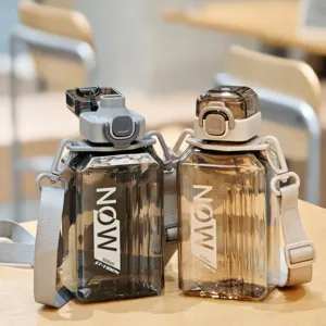 Quadratische Kunststoff-Wasserflasche Detailansicht mit tragbarem Riemen, 500ml.