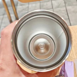 Edelstahl Vakuum isolierte Wasserflasche Innenraum Detail, lebensmittelechter 304 Becher.