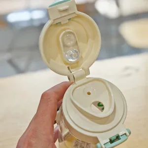 Detailansicht des tragbaren Kunststoff-Wasserflaschendeckels mit doppelter Trinköffnung.