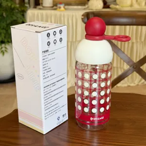 Detailansicht der minimalistischen 300ml Glas-Wasserflasche mit Karomuster und rundem Deckel.