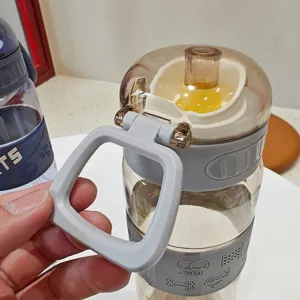 Vista di dettaglio borraccia sportiva portatile con cannuccia e custodia, 750ml.