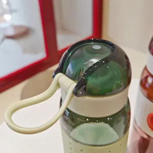 Bottiglia d'acqua sportiva in plastica portatile con coperchio e comoda maniglia.