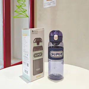 Vista dettagliata della bottiglia d'acqua sportiva in plastica portabile da 600 ml.