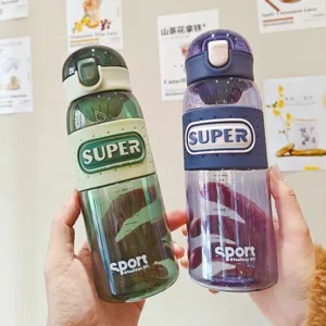 Borraccia sportiva in plastica portatile con manicotto antiscivolo per fitness all'aperto e uso.