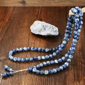 Gedetailleerd overzicht van de 99 kralen blauwe steen gebedsketen, handgemaakte lange kralenketting.
