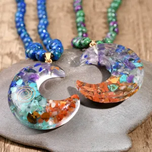 Handgemachte Harz Kristall Splitter Mond Anhänger Halskette mit Perlenkette für Damen Schmuck.