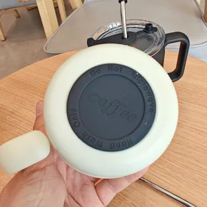 Isolierter Edelstahl Kaffebecher mit Griff und Strohhalmdeckel, langlebiges Detaildesign für Alltag.