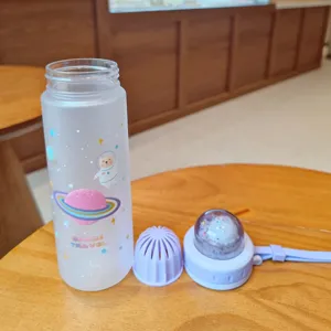 Detail van de mat plastic waterfles met ruimte-ontwerp en thee-inzetstuk voor gebruik.
