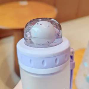 Gedetailleerde close-up van het creatieve glitterkoepeldeksel van de paarse fles