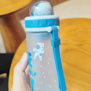 Detailopname van de gematteerde kunststof waterfles met astronautenontwerp en draagriem.