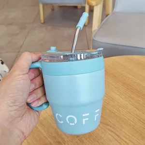 Detailansicht des hellblauen Edelstah-Kaffeebechers mit Strohhalm, Griff und klarem Deckel.
