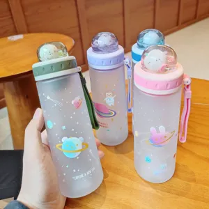 Mat plastic waterflesje met schattig ruimteontwerp en koepeldekseldetail voor dagelijks gebruik