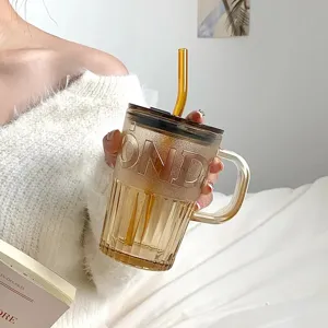 Bernsteinfarbener Glasbecher mit Deckel und Strohhalm, stilvoller Skandi Tasse für Büro und Zuhause.