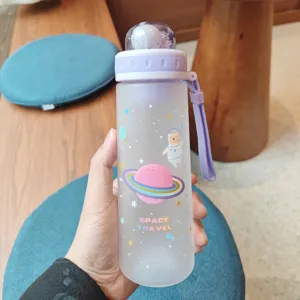 Mat plastic waterflesje met schattige astronaut en planetenpatroon, handriem.