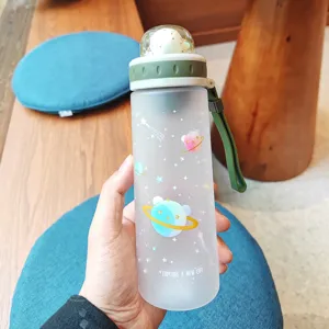 Matte kunststof waterfles met schattig berenontwerp, groene band en microlandschap deksel.