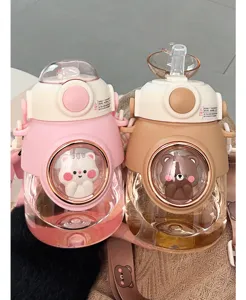Niedliche Cartoon Kinder Trinkflasche mit Strohhalm und Gurt, grosse Plastikflasche fuer Kinder.