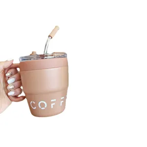 Stilisierter minimalistischer Kaffebecher mit Henkel und Strohhalm für den Alltag.
