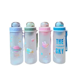 Mat plastic waterfles met schattig ruimte-thema en draagriem voor dagelijks gebruik onderweg.