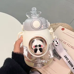 Große Kapazität Kinder Strohhalm Wasserflasche Cartoon Weltraumkapsel 3D Puppe Polycarbonat Kunststoff Becher Mit Gurt