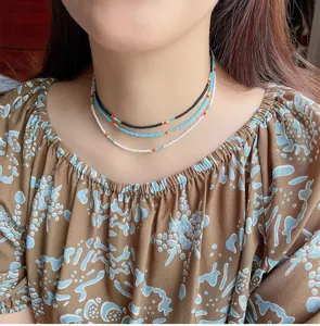 Collana girocollo multicolore di perline artigianale, gioiello con perline fini per donna.