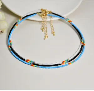 Collana girocollo multistrato in perline Miyuki fatta a mano con dettagli colorati da donna.