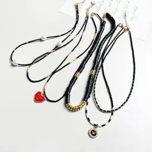Mehrlagige Perlenkette Set mit Herz und Kronen Anhängern, schwarzer Modeschmuck Damen