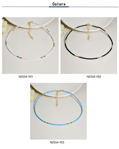 Collana girocollo fatta a mano in perline di seme Miyuki con accenti arcobaleno e catena.