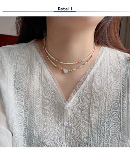 Collana girocollo multistrato in perline di rocaille colorate con graziosa farfalla.