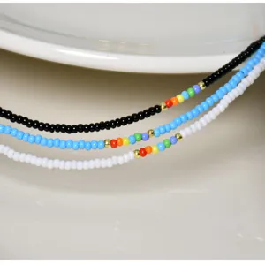 Primo piano dettaglio della collana di perline fatta a mano con perle arcobaleno.