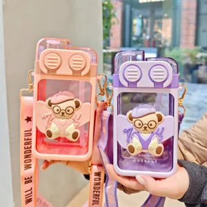 Tragbare Plastik-Trinkflasche mit Riemen, süßes Bären-Design, quadratischer Becher für Kinder.