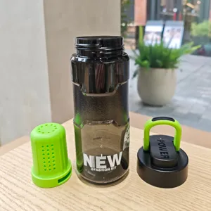 Draagbare Tritan sportwaterfles met theezeefje en handig handvatdeksel voor fitness.