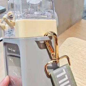 Tragbare quadratische Kunststoff-Wasserflasche mit Strohhalm und Gurt für Kinder.