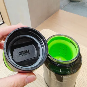 Gedetailleerd overzicht van de Tritan sportwaterfles dop en de groene binnenfilter.