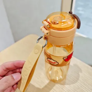Nahaufnahme der tragbaren Plastik-Wasserflasche mit Strohhalm und niedlichem Capybara-Design.