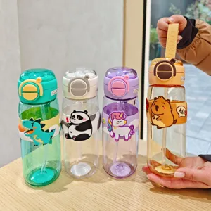 Tragbare Kunststoff-Wasserflasche mit Strohhalm und süßem Tier-Design für Schule und Alltag.