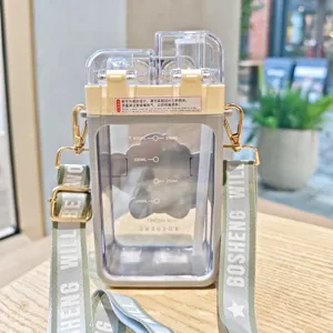 Detailansicht der quadratischen Plastik-Trinkflasche mit verstellbarem Gurt und Trinkhalm.