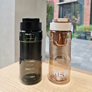 Minimalistische Tritan sport waterfles met schaalverdeling, handige draagbare beker.