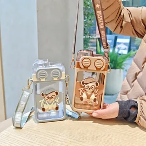Tragbare quadratische Kinder Trinkflasche mit Strohhalm, Tragegurt und Bären Design für Schule.