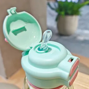 Nahaufnahme des tragbaren Trinkflaschenverschlusses mit Silikonstrohhalm und Verschluss.