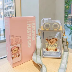 Tragbare Plastik-Wasserflasche mit Riemen, süßes Cartoon-Bär-Design für Kinder und Schüler.