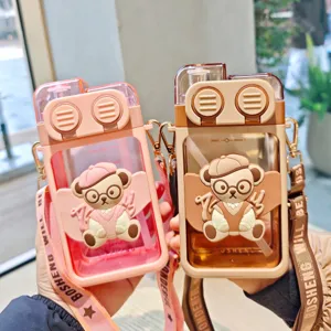 Tragbare Kunststoff-Wasserflasche mit Gurt, süßes Bär-Design, ideal für Kinder und Schüler.