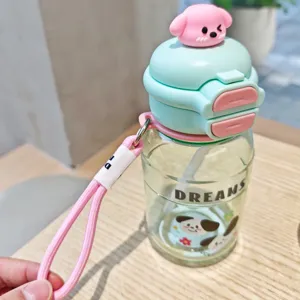Süße welpe strohhalm trinkflasche aus kunststoff mit rosa deckel und tragband für den täglichen gebrauch.