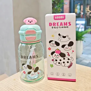 Süße 680ml Kunststoff-Wasserflasche mit Strohhalm, Doppeltrink-Design für Sport und Alltag.