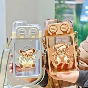 Tragbare Quadratische Kinder Trinkflasche mit Strohhalm Dual Drink Kunststoffbecher Verstellbarer Gurt Cartoon Bär Design Outdoor Auslaufsicher