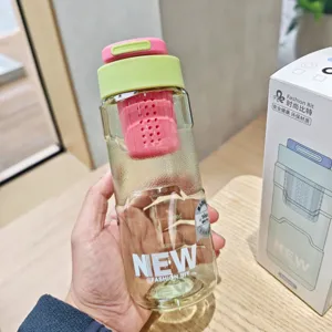 Gedetailleerd shot van draagbare Tritan waterfles met infuser en kleurrijke deksel.